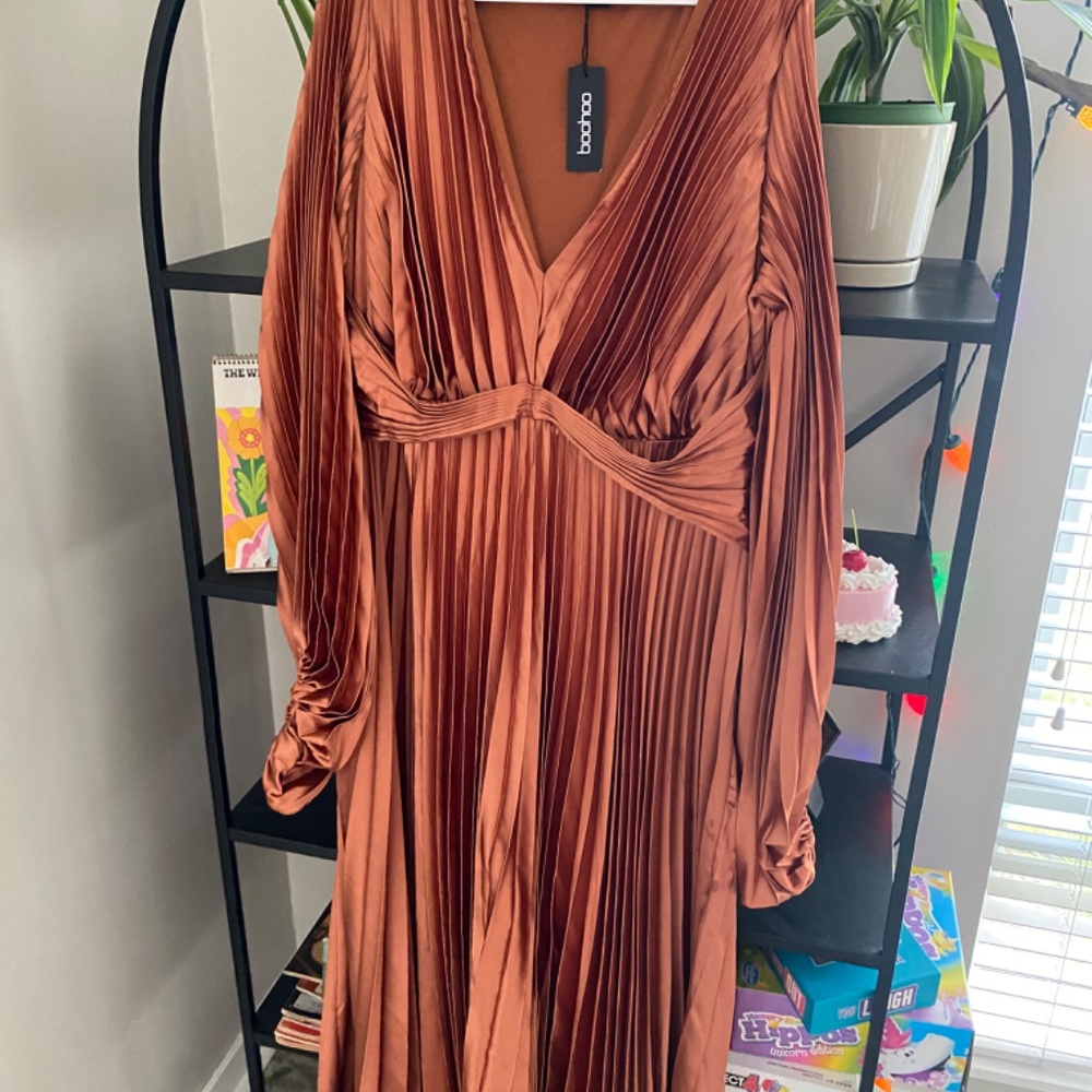 Pleated burnt orange dress - Picture 3 of 3